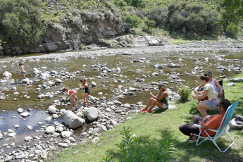 San Luis, Argentina.- En las fotos tomadas el 1 de febrero del 2023, turistas vacacionan en la provincia argentina de San Luis. Entre la segunda quincena de diciembre y enero, 20,3 millones de turistas eligieron vacacionar en destinos locales y realizaron un gasto directo de $803.789 millones (pesos argentinos). Así lo señaló un informe de la Confederación Argentina de la Mediana Empresa (CAME), que a la vez destacó que la segunda quincena de enero superó en números a la primera y los fines de semana tuvieron niveles de ocupación plenos.