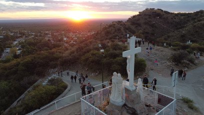 San Luis, Argentina.- En las fotos tomadas el 1 de febrero del 2023, turistas vacacionan en la provincia argentina de San Luis. Entre la segunda quincena de diciembre y enero, 20,3 millones de turistas eligieron vacacionar en destinos locales y realizaron un gasto directo de $803.789 millones (pesos argentinos). Así lo señaló un informe de la Confederación Argentina de la Mediana Empresa (CAME), que a la vez destacó que la segunda quincena de enero superó en números a la primera y los fines de semana tuvieron niveles de ocupación plenos.