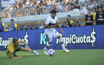 Buenos Aires, Argentina.- En las fotos tomadas el 6 de febrero del 2023, durante el encuentro entre Gimnasia y Esgrima La Plata contra Defensa y Justicia, en el partido correspondiente a la segunda fecha de la Liga Profesional que se jugó en el estadio Juan Carlos Zerillo. Defensa y Justicia, se impuso por 2 a 0 y sumó de a tres por primera vez en la Liga Profesional. Los goles los convirtieron Solari y Fernández, de penal.