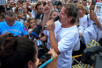 La Pampa, Argentina.- En las fotos tomadas el 2 de febrero del 2023, las personas protestan a la salida del Centro Judicial de Santa Rosa, donde se conoció el veredicto por el caso Lucio Dupuy, en el que Magdalena Espósito Valenti, progenitora del niño, y su novia, Abigail Páez, fueron declaradas penalmente responsables por homicidio. La pena se conocerá en otra audiencia, aunque los agravantes indican que recibirán prisión perpetua.