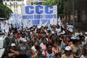 Buenos Aires, Argentina.- En las fotos tomadas el 1 de febrero del 2023, organizaciones políticas y gremiales marchan a Tribunales por la "democratización de la justicia" y en apoyo al pedido de juicio político contra los integrantes de la Corte Suprema de Justicia, frente al Palacio de Tribunales, donde funciona el máximo tribunal.