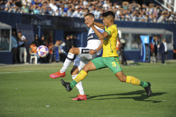 Buenos Aires, Argentina.- En las fotos tomadas el 6 de febrero del 2023, durante el encuentro entre Gimnasia y Esgrima La Plata contra Defensa y Justicia, en el partido correspondiente a la segunda fecha de la Liga Profesional que se jugó en el estadio Juan Carlos Zerillo. Defensa y Justicia, se impuso por 2 a 0 y sumó de a tres por primera vez en la Liga Profesional. Los goles los convirtieron Solari y Fernández, de penal.