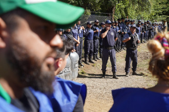 Río Negro, Argentina.- En las fotos tomadas el 1 de febrero del 2023, durante la “Marcha por la Soberanía del Lago Escondido”, en la provincia de Río Negro, que continuó su tercer día de manifestación y donde se registraron incidentes entre los militantes y la seguridad privada de la estancia de Joe Lewis, el empresario británico, dueño de la propiedad. Los manifestantes reclaman por séptimo año consecutivo que se cumpla con un fallo de la Cámara de Apelaciones de Bariloche que ordena abrir un camino público hacia espejo de agua.