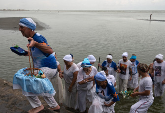 Buenos Aires, Argentina.-In the photos taken on February 2, 2023, people participate in the celebration of the festival of Iemanjá, Yoruba deity of water on the Quilmes riverside in Buenos Aires, Argentina. Devotees of this syncretic religion —which has a large presence in Brazil and Uruguay, as well as in other countries on the continent— come to the coast to ask for miracles or bring gifts to thank the goddess of the sea for her intercession, depositing the offerings on the shore so that Iemanjá can take them out to sea.