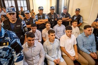 Dolores, Argentina.- En las fotos tomadas el 6 de febrero del 2023, las personas asisten al Tribunal Oral en lo Criminal 1 de la ciudad de Dolores donde se condenó a la pena de prisión perpetua a cinco de los ocho rugbiers acusados de matar a golpes a Fernando Báez Sosa, en la madrugada del 18 de enero de 2020 en la localidad balnearia de Villa Gesell, mientras que a los otros tres los consideró partícipes secundarios.