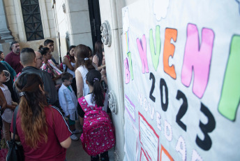 Buenos Aires, Argentina.- En las fotos tomadas el 27 de febrero del 2023, alumnos y alumnas del nivel inicial, primario y secundario de la Ciudad de Buenos Aires y de cinco provincias comenzaron el ciclo lectivo 2023. El resto de las jurisdicciones volverán a clases en los próximos días de la semana.