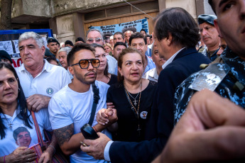 Dolores, Argentina.- En las fotos tomadas el 6 de febrero del 2023, las personas asisten al Tribunal Oral en lo Criminal 1 de la ciudad de Dolores donde se condenó a la pena de prisión perpetua a cinco de los ocho rugbiers acusados de matar a golpes a Fernando Báez Sosa, en la madrugada del 18 de enero de 2020 en la localidad balnearia de Villa Gesell, mientras que a los otros tres los consideró partícipes secundarios.