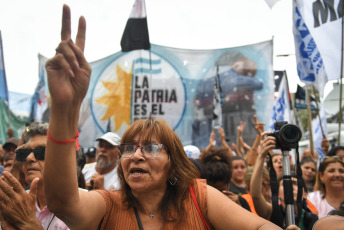 Buenos Aires, Argentina.- En las fotos tomadas el 1 de febrero del 2023, organizaciones políticas y gremiales marchan a Tribunales por la "democratización de la justicia" y en apoyo al pedido de juicio político contra los integrantes de la Corte Suprema de Justicia, frente al Palacio de Tribunales, donde funciona el máximo tribunal.