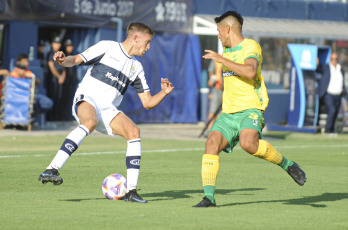 Buenos Aires, Argentina.- En las fotos tomadas el 6 de febrero del 2023, durante el encuentro entre Gimnasia y Esgrima La Plata contra Defensa y Justicia, en el partido correspondiente a la segunda fecha de la Liga Profesional que se jugó en el estadio Juan Carlos Zerillo. Defensa y Justicia, se impuso por 2 a 0 y sumó de a tres por primera vez en la Liga Profesional. Los goles los convirtieron Solari y Fernández, de penal.