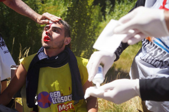 Río Negro, Argentina.- En las fotos tomadas el 1 de febrero del 2023, durante la “Marcha por la Soberanía del Lago Escondido”, en la provincia de Río Negro, que continuó su tercer día de manifestación y donde se registraron incidentes entre los militantes y la seguridad privada de la estancia de Joe Lewis, el empresario británico, dueño de la propiedad. Los manifestantes reclaman por séptimo año consecutivo que se cumpla con un fallo de la Cámara de Apelaciones de Bariloche que ordena abrir un camino público hacia espejo de agua.