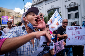 Dolores, Argentina.- En las fotos tomadas el 6 de febrero del 2023, las personas asisten al Tribunal Oral en lo Criminal 1 de la ciudad de Dolores donde se condenó a la pena de prisión perpetua a cinco de los ocho rugbiers acusados de matar a golpes a Fernando Báez Sosa, en la madrugada del 18 de enero de 2020 en la localidad balnearia de Villa Gesell, mientras que a los otros tres los consideró partícipes secundarios.