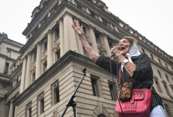 Buenos Aires, Argentina.- En las fotos tomadas el 1 de febrero del 2023, organizaciones políticas y gremiales marchan a Tribunales por la "democratización de la justicia" y en apoyo al pedido de juicio político contra los integrantes de la Corte Suprema de Justicia, frente al Palacio de Tribunales, donde funciona el máximo tribunal.