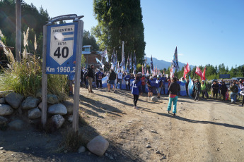 Río Negro, Argentina.- In the photos taken on February 1, 2023, during the "March for the Sovereignty of Lago Escondido", in the province of Río Negro, which continued its third day of demonstration and where incidents were recorded between the militants and private security from the stay of Joe Lewis, the British businessman who owns the property. The protesters demand for the seventh consecutive year that a ruling by the Bariloche Court of Appeals that orders the opening of a public road to the water mirror be complied with.