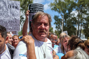 La Pampa, Argentina.- En las fotos tomadas el 2 de febrero del 2023, las personas protestan a la salida del Centro Judicial de Santa Rosa, donde se conoció el veredicto por el caso Lucio Dupuy, en el que Magdalena Espósito Valenti, progenitora del niño, y su novia, Abigail Páez, fueron declaradas penalmente responsables por homicidio. La pena se conocerá en otra audiencia, aunque los agravantes indican que recibirán prisión perpetua.