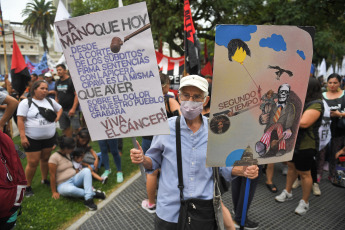 Buenos Aires, Argentina.- In the photos taken on February 1, 2023, political and union organizations march to the Courts for the "democratization of justice" and in support of the request for impeachment against the members of the Supreme Court of Justice, in front of the Palacio de Tribunales, where the highest court works.