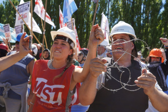 Río Negro, Argentina.- In the photos taken on February 1, 2023, during the "March for the Sovereignty of Lago Escondido", in the province of Río Negro, which continued its third day of demonstration and where incidents were recorded between the militants and private security from the stay of Joe Lewis, the British businessman who owns the property. The protesters demand for the seventh consecutive year that a ruling by the Bariloche Court of Appeals that orders the opening of a public road to the water mirror be complied with.