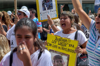 La Pampa, Argentina.- En las fotos tomadas el 2 de febrero del 2023, las personas protestan a la salida del Centro Judicial de Santa Rosa, donde se conoció el veredicto por el caso Lucio Dupuy, en el que Magdalena Espósito Valenti, progenitora del niño, y su novia, Abigail Páez, fueron declaradas penalmente responsables por homicidio. La pena se conocerá en otra audiencia, aunque los agravantes indican que recibirán prisión perpetua.