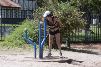 Buenos Aires, Argentina.- En las fotos tomadas el 7 de marzo del 2023, muestra las calles de Buenos Aires en medio de la ola de calor. Este martes, según el Servicio Meteorológico Nacional (SMN) la Ciudad de Buenos Aires y sus alrededores se mantienen bajo alerta roja, con cielo parcialmente nublado, una temperatura estimada en 23 grados de mínima y 33 de máxima.