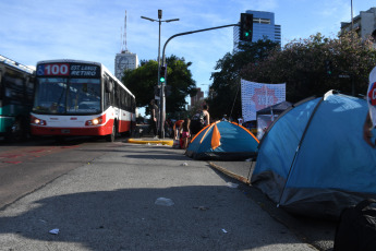 Buenos Aires, Argentina.- En las fotos tomadas el 14 de marzo del 2023, organizaciones agrupadas en la Unidad Piquetera (UP) mantienen un acampe frente al Ministerio de Desarrollo Social, en pleno centro de Buenos Aires, en protesta por los recortes en el plan Potenciar Trabajo. La medida de fuerza se mantendrá, al menos, hasta el miércoles próximo.