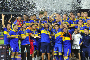 Santiago del Estero, Argentina.- En las fotos tomadas el 1 de marzo del 2023, Boca Juniors durante el festejo tras conquistar la estrella 74 en su historial, al vencer por 3 a 0 a Patronato por la Supercopa Argentina, con 3 tantos de Darío Benedetto, en el estadio Madres de Ciudades de Santiago del Estero, y es el más ganador a nivel nacional con 52 logros entre Copas y Ligas locales.