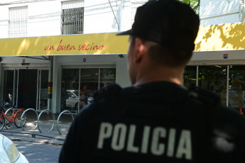 Rosario, Argentina.- In the photos taken on March 2, 2023, members of the police carry out the respective investigations after the attack against a business owned by the family of Antonela Rocuzzo, wife of Lionel Messi, as well as death threats against the soccer player . The president of Argentina, Alberto Fernández, has recognized "very serious" security problems in the city of Rosario, and called for "doing something for the people of Santa Fe and Rosario" because "they are Argentines."