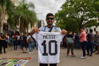 Santiago del Estero, Argentina.- In the photos taken on March 27, 2023, people wait to receive the Argentine National Team in the streets of Santiago del Estero. After the tribute to the champions at the Conmebol headquarters in Luque, Paraguay, the Albiceleste players arrived in Santiago del Estero in advance of the friendly against Curaçao, which will take place from 8:30 p.m. (local time) this Tuesday in the Unique Mother of Cities Stadium.