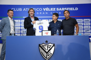 Buenos Aires, Argentina.- En las fotos tomadas el 9 de marzo del 2023, Ricardo Gareca (2do izquierda) fue presentado como entrenador de Vélez, en su segundo ciclo en el club, y debutará el lunes (13) contra el Platense de Martín Palermo, por la séptima fecha de la Liga Profesional de Fútbol (LPF).