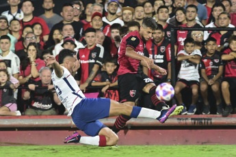 Rosario, Argentina.- In the photos taken on March 20, 2023, during the match between San Lorenzo and Newell's at the Marcelo Bielsa Stadium in a match valid for the eighth round of the Argentine Professional League. San Lorenzo left the leadership in the tournament by losing 1-0 in Rosario against the local Newell's. The 'red and black' team kept all three points after the conquest obtained by the Paraguayan attacker Jorge Recalde, 32 minutes into the second stage.