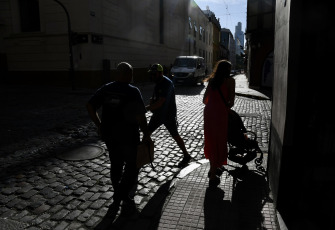 Buenos Aires, Argentina.- In the photos taken on March 14, 2023, it shows the streets of Buenos Aires in the middle of the heat wave that is going through the country. The central and northern zone of Argentina continues under a heat wave, which extends for the second consecutive week, where temperatures exceed 38 degrees Celsius, with thermal sensations greater than 40 degrees, and power outages for more than 100,000 users.