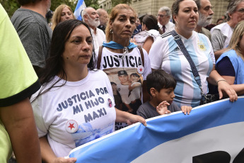 Rosario, Argentina.- En las fotos tomadas el 29 de marzo del 2023, representantes religiosos, organizaciones políticas, sociales y gremiales marcharon para reclamar, una vez más, medidas contra la inseguridad que atraviesa Rosario. Este año se registraron en el Gran Rosario 77 crímenes. El año pasado se contabilizaron 288, el máximo número alcanzado en la historia, con una tasa que cuadruplica la media nacional.