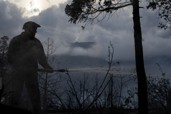 Rio Negro, Argentina.- En las fotos tomadas el 7 de marzo del 2023, muestra el incendio forestal que consumió unas cien hectáreas de vegetación nativa y matorral en El Bolsón, en la provincia de Río Negro. El avance del fuego fue controlado por los brigadistas, mientras que se encuentra detenido un hombre de 30 años por su presunta vinculación con el siniestro.