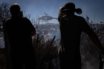 Bariloche, Argentina.- In the photos taken on March 27, 2023, authorities fight a forest fire in the Ñireco fence in the eastern part of Bariloche. The provinces of Buenos Aires, Corrientes and Neuquén registered this Tuesday active forest fires, while the other igneous sources detected in Entre Ríos, Chubut, Tierra del Fuego and Río Negro are contained or controlled, reported the National Fire Management Service (SNMF).