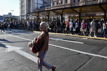 Buenos Aires, Argentina.- In the photos taken on March 17, 2023, a crowd of people wait for public transportation in the middle of a bus stoppage that affects the Buenos Aires Metropolitan Area (AMBA) and the interior of the country. This is a measure of force carried out by a dissident sector of the Automotive Tramway Union (UTA), in demand for salary improvements and in the face of the "lack of responses" from the Ministry of Labor for the recognition of the elected authorities in different sections.