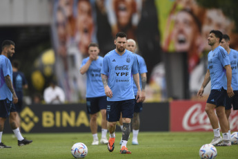 Buenos Aires, Argentina.- In the photos taken on March 21, 2023, the Argentine National Team held its first training session, at the AFA stadium in Ezeiza ahead of the friendlies against Panama and Curaçao. Coach Lionel Scaloni added Claudio Echeverri, a promise from River Plate who will defend the Under 17 National Team in the South American category, to the rehearsal.