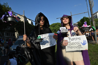 Buenos Aires, Argentina.- En las fotos tomadas el 8 de marzo del 2023, muestra la marcha por el Día Internacional de la Mujer en Buenos Aires, Argentina. Agrupaciones feministas, políticas y sociales conmemoran en todo el país el Día Internacional de la Mujer (8M) con diferentes movilizaciones, actos y otras actividades, entre ellas la concentración en el Congreso de la Nación.