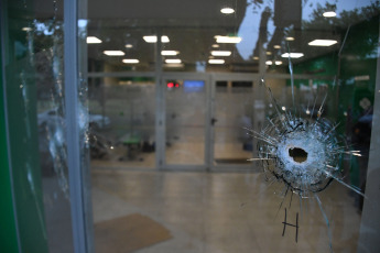 Rosario, Argentina.- En las fotos tomadas el 21 de marzo del 2023, muestra uno de los bancos atacados a tiros en Rosario. Con una diferencia de 24 horas, dos sucursales del Nuevo Banco de Santa Fe fueron baleados. El primer ataque ocurrió el lunes (20) en la ciudad de Villa Gobernador Gálvez y el segundo en la noche de este martes (21) en Granadero Baigorria. En los dos atentados dejaron carteles intimidatorios. Uno de ellos menciona al ex ministro de Seguridad de la provincia Maximiliano Pullaro, a quien tildan de “narco”.