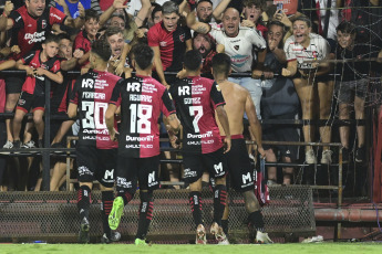 Rosario, Argentina.- En las fotos tomadas el 20 de marzo del 2023, durante el partido entre San Lorenzo y Newell’s en el Estadio Marcelo Bielsa en un partido válido por la octava fecha de la Liga Profesional Argentina. San Lorenzo dejó el liderazgo en el torneo al perder en Rosario frente al local Newell's por 1-0. El conjunto 'rojinegro' se quedó con los tres puntos a partir de la conquista obtenida por el atacante paraguayo Jorge Recalde, a los 32 minutos de la segunda etapa.