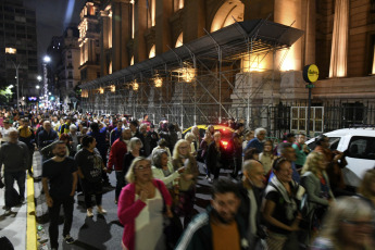 Buenos Aires, Argentina.- En las fotos tomadas el 29 de marzo del 2023, el padre Paco Olivera, dio una misa multitudinaria frente al palacio de Tribunales para denunciar la "proscripción" de la vicepresidenta, Cristina Fernández. Olivera, de 58 años, junto con activistas por los derechos humanos y veteranos de la guerra de Malvinas llevan cinco días en huelga de hambre como una forma de cargar contra el máximo tribunal del país.