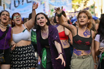 Buenos Aires, Argentina.- In the photos taken on March 8, 2023, shows the march for International Women's Day in Buenos Aires, Argentina. Feminist, political and social groups commemorate International Women's Day (8M) throughout the country with different mobilizations, acts and other activities, including the concentration in the National Congress.