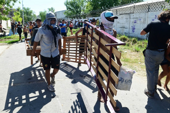 Rosario, Argentina.- En las fotos tomadas el 6 de marzo del 2023, durante los incendentes de la policía con vecinos que buscaban atacar la vivienda de las personas implicadas en la muerte de un nene de 11 años que recibió un disparo en su cabeza y perdió la vida. Un hombre sospechoso de haber sido quien disparó este domingo contra un grupo de personas y mató al niño, fue detenido junto a sus dos hijos en una vivienda del barrio Los Pumas, hasta donde se acercó un numeroso grupo de vecinos que atacó el frente de la propiedad a palazos y martillazos tras denunciar que allí funcionaba un "búnker narco".