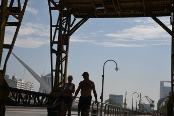 Buenos Aires, Argentina.- In the photos taken on March 1, 2023, it shows the streets of Buenos Aires in the middle of the heat wave that affects the country. The National Meteorological Service (SMN) issued a yellow alert for the next few days due to extreme temperatures in 10 provinces of Argentina, Buenos Aires, Mendoza, Neuquén, Entre Ríos, Santa Fe, La Pampa, Corrientes, San Luis, Santiago del Estero and Cordova.