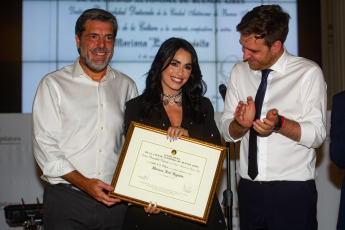 Buenos Aires, Argentina.- En las fotos tomadas el 9 de marzo del 2023, Lali Espósito (centro) participa de la ceremonia donde fue declarada como Personalidad de la Cultura porteña, luego de ser la primera mujer en llenar el estadio de Vélez. Al final de la ceremonia cantó dos de sus hits, Diva y Soy.