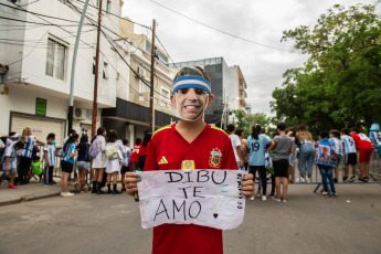 Santiago del Estero, Argentina.- In the photos taken on March 27, 2023, people wait to receive the Argentine National Team in the streets of Santiago del Estero. After the tribute to the champions at the Conmebol headquarters in Luque, Paraguay, the Albiceleste players arrived in Santiago del Estero in advance of the friendly against Curaçao, which will take place from 8:30 p.m. (local time) this Tuesday in the Unique Mother of Cities Stadium.