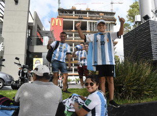 Buenos Aires, Argentina.- In the photos taken on March 23, 2023, the fans wait to enter the El Monumental stadium where the Argentine football team, world champion in Qatar 2022, will celebrate for the first time with the fans minutes before kick-off. start of the friendly match against Panama.