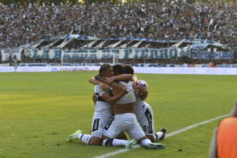 La Plata, Argentina.- In the photos taken on March 19, 2023, during the match between Gimnasia y Esgrima La Plata and Estudiantes de La Plata at the Juan Carmelo Zerillo Stadium, by the Argentine Professional League. Gimnasia y Esgrima made history against Estudiantes, beating them 2-1 after losing at the start and winning the classic after 13 years.