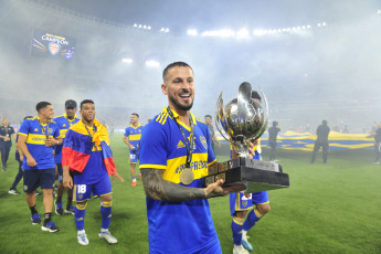 Santiago del Estero, Argentina.- En las fotos tomadas el 1 de marzo del 2023, Boca Juniors durante el festejo tras conquistar la estrella 74 en su historial, al vencer por 3 a 0 a Patronato por la Supercopa Argentina, con 3 tantos de Darío Benedetto, en el estadio Madres de Ciudades de Santiago del Estero, y es el más ganador a nivel nacional con 52 logros entre Copas y Ligas locales.