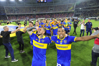 Santiago del Estero, Argentina.- En las fotos tomadas el 1 de marzo del 2023, Boca Juniors durante el festejo tras conquistar la estrella 74 en su historial, al vencer por 3 a 0 a Patronato por la Supercopa Argentina, con 3 tantos de Darío Benedetto, en el estadio Madres de Ciudades de Santiago del Estero, y es el más ganador a nivel nacional con 52 logros entre Copas y Ligas locales.