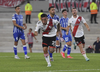 Buenos Aires, Argentina.- En las fotos tomadas el 12 de marzo del 2023, durante el encuentro entre River Plate y Godoy Cruz en el Estadio Monumental. River Plate goleó 3-0 a Godoy Cruz en el Monumental con Lucas Beltrán como figura y goleador, obtuvo su tercer triunfo y se convirtió en el único escolta del Torneo de la Liga, que tiene a San Lorenzo como líder.