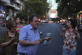 Buenos Aires, Argentina.- In the photos taken on March 14, 2023, residents of different neighborhoods of Buenos Aires took to the streets to protest against the power outages that affect almost 150,000 homes, according to data from the National Regulatory Entity of the Electricity (ENRE). The cuts occur in the middle of a heat wave that this Tuesday registered a thermal sensation that exceeded 42.4 degrees in the Metropolitan Area of Buenos Aires.