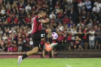 Rosario, Argentina.- En las fotos tomadas el 20 de marzo del 2023, durante el partido entre San Lorenzo y Newell’s en el Estadio Marcelo Bielsa en un partido válido por la octava fecha de la Liga Profesional Argentina. San Lorenzo dejó el liderazgo en el torneo al perder en Rosario frente al local Newell's por 1-0. El conjunto 'rojinegro' se quedó con los tres puntos a partir de la conquista obtenida por el atacante paraguayo Jorge Recalde, a los 32 minutos de la segunda etapa.